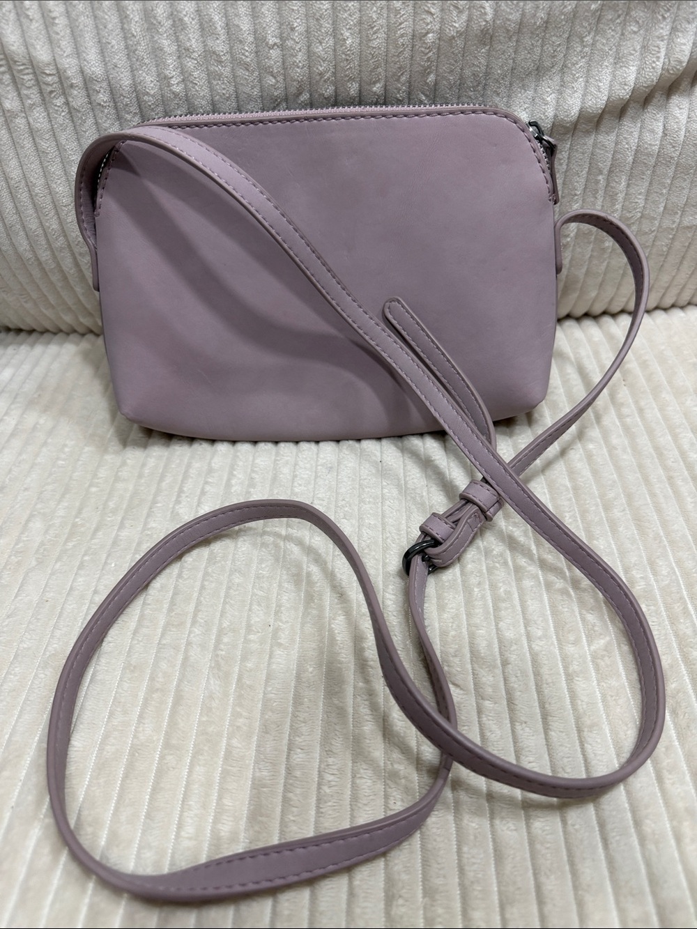 Universal Thread Women’s Lavender Crossbody Bag - Like new. So pretty!